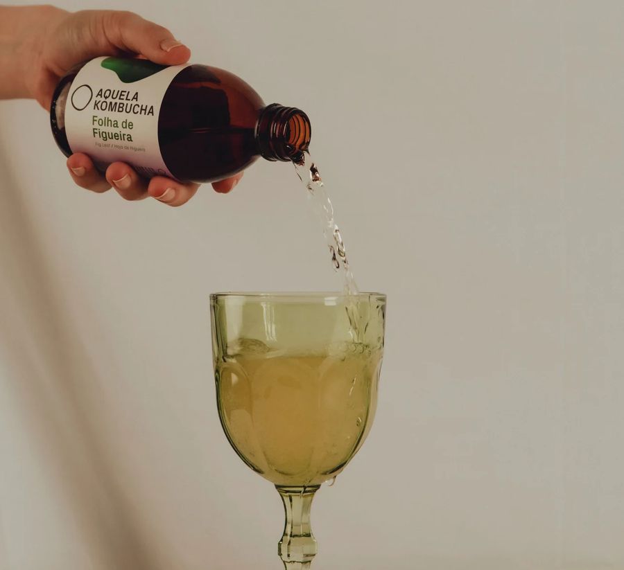 Kombucha Folha de Figueira a ser servida num copo de pé verde